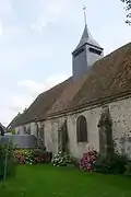 L'église vue depuis la cour de la ferme.