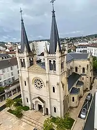 Façade de l'église devant son parvis rénové en 2013.