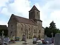 Vue de l'église entourée du cimetière.