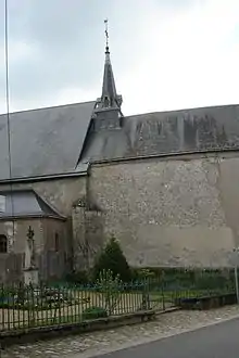 Église Saint-Pierre mur nord en petit appareil avec traces des ouvertures du dizième et onzième siècles, sacristie et monument aux morts