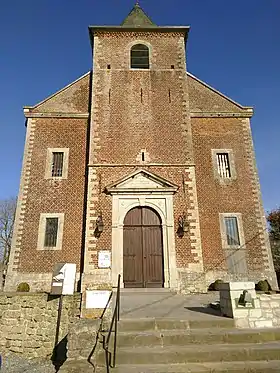 Chambranle de la porte à triglyphes sur gouttes.