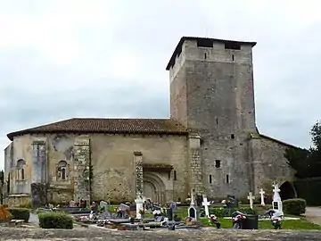 Façade nord : abside du XIIIe s. à gauche, tour fortifiée à droite