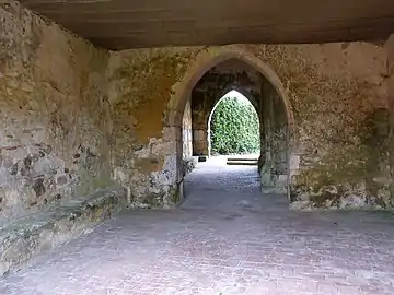 Le porche vu depuis son entrée sud