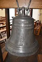 La cloche, installée en 1854 et retirée en 2016 pour risque de dégradation du clocher.
