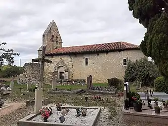 L'église et le cimetière.