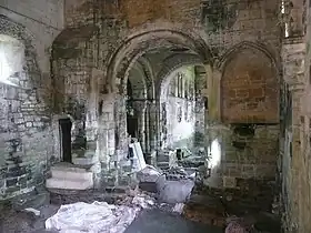 L'intérieur de la nef avec le départ de l'escalier de la tour.