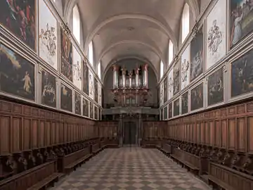 Choeur (ou nef des moines), avec l'orgue, les ornementations murales, la grille et les stalles