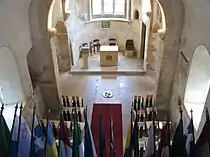 L’intérieur de la chapelle avec la tombe de Robert Schuman et l’ensemble des drapeaux des pays de l’Union européenne.