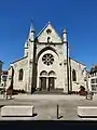 Le parvis et l'entrée principale de l'église, place Radoult-de-Lafosse.