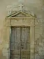 Porte de l'église donnant sur la rue Moureilles. Sans doute un reste de l'église du XVe siècle.