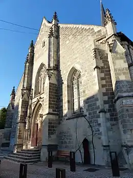 Photographie en couleurs figurant le portail et le parvis d'une église.