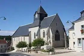 Photographie en couleurs d'une église vue du côté sud : nef à gauche, clocher d'ardoises au centre et chœur à droite.