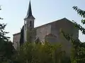 L'église de Migré vue depuis la rivière.