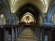 La nef centrale, vue vers l'autel.