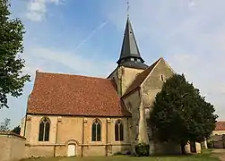 Vue sur l'église depuis le sud.