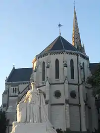 Chevet de l'église et monument aux morts.