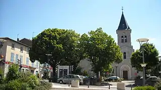 Église Saint-Martin sur la place Décurel avant rénovation de cette dernière en 2012