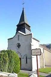Petite église de style gothique en pierre blanche surmontée d'un clocher assez bas en ardoises.