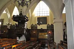 Au centre, tableau représentant la dernière communion des martyrs de Gorcum. Cette œuvre de  Stallaert est exposée en face de la châsse. Le personnage central est probablement Nicolas van Poppel.