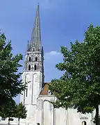 L'église, vue de la place de Saint-Savin-sur-Gartempe.