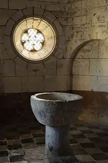Oculus quintilobé dans l'église Sainte-Blaise de Lacommande (Pyrénées-Atlantiques, France).