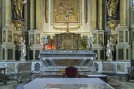 Autel, tabernacle, croix et deux statues classés