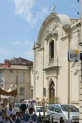 Façade de l'église le dimanche de la Fête-Dieu