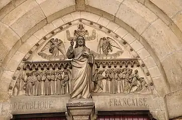 Statue de Jésus-Christ et bas-relief du portail.