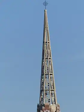 Le clocher en dentelle de béton de l'église Saint-Pierre de Lamotte