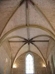 Croisée d'ogives et décors polychromes de l'église.