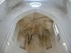 Arc triomphal et abside pentagonale.