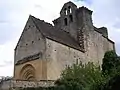 Église Saint-Pantaléon du Xie siècle adjacent à la façade nord du château