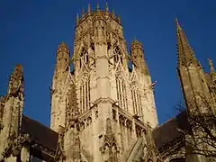 Tour-clocher « couronnée » de l'abbatiale Saint-Ouen de Rouen.