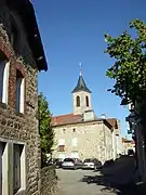 Apinac : église et place Neuve.