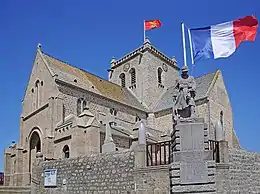 L'église Saint-Nicolas et le monument aux morts délimité par des chaînes supportées par des obus.