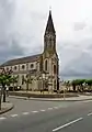 L'église et sa place.Sous la rangée d'arbres de droite, la mairie. (octobre 2012).