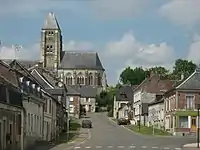 Vue depuis la Grand'place, l'Église fortifiée de Chaourse dominant la bourgade.