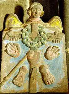 L'ange aux cinq plaies, traditionnel blason des carriers « aux mains meurtries », kersanton polychrome.