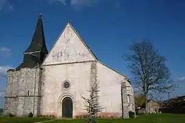 Façade ouest de l'église et le monument aux morts de la guerre 1870-1871.