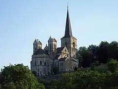 Église de Mont-devant-Sassey sur le front boisé de la côte de Meuse.