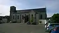 L'église de Neuvy-Bouin avec son toit recouvert de panneaux solaires.