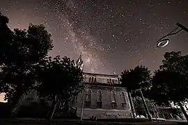 L'église de la commune sous les étoiles