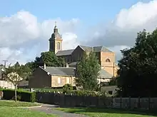 Photographie de l'église insérée aujourd'hui dans le village