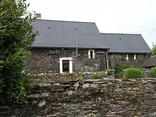Photographie des murs sud de l'ancienne église.