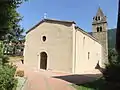 église fraichement recouverte d'enduit à la chaux