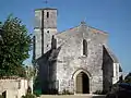 La façade ouest de l'église, reconstruite au quinzième siècle.