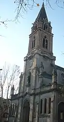 L'église Saint-Jean-Saint-Louis face au marché couvert.