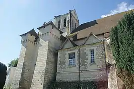 Photographie d'une église flanquée de deux tours crénelées.