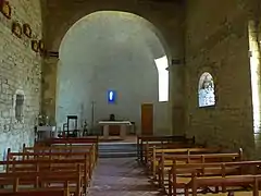 L'intérieur (la nef et le chœur) de l'Église de la Sainte-Vierge de Conilhac-de-la-Montagne