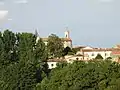 L'église au milieu du village.